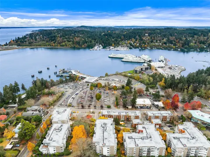 Just a short distance to boutique shopping and dining, and a ferry ride to what Seattle has to offer.