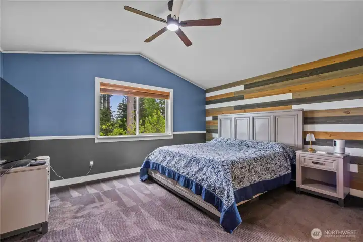 Primary room w/ 5 piece ensuite & walk In closet overlooking backyard