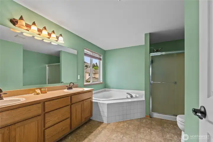 Primary ensuite w/ large soaking tub.