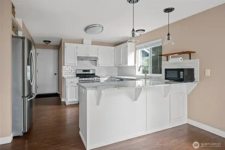 Breakfast bar & roomy kitchen