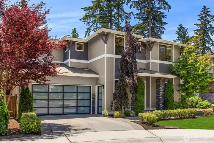 Nestled on a quiet cul-de-sac, just minutes from coffee shops, restaurants, the outdoor market, entertainment, and the ferry.