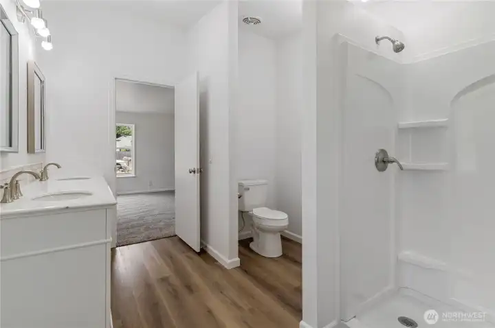 Primary bath w/ walk-in shower Primary bath w/ walk-in shower