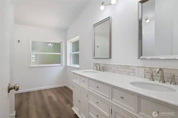 Primary bath w/ walk-in shower Primary bath w/ walk-in shower
