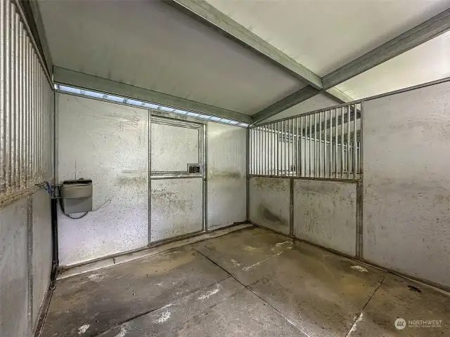 Stall with Automatic Water Feeder