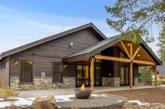 Covered back patio with gas firepit