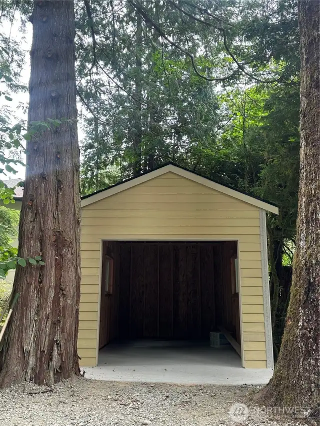 One car garage or shed