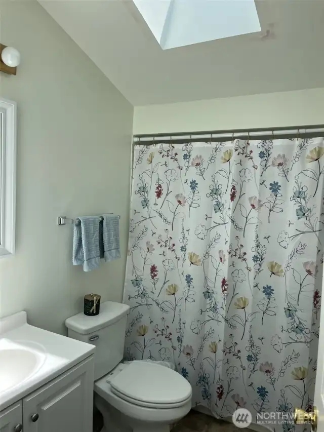 Full bath on the send floor.