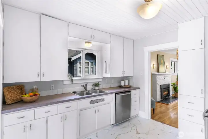 This kitchen has a happy feel