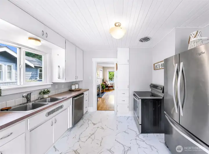 Tile backsplash and period ceiling