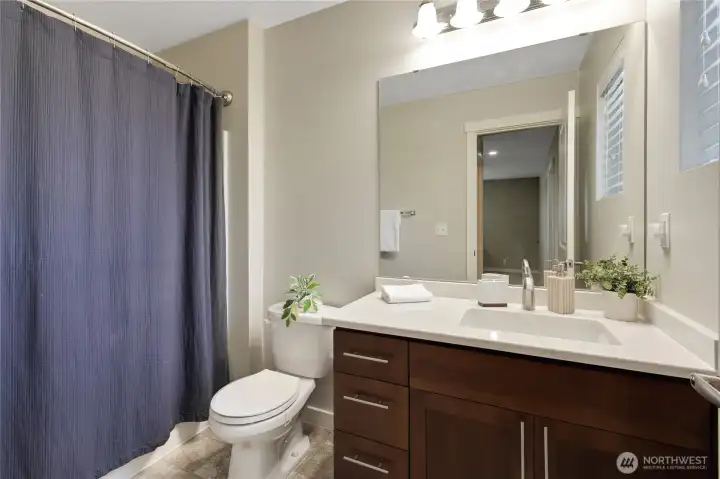Upstairs main bath with tub/shower.
