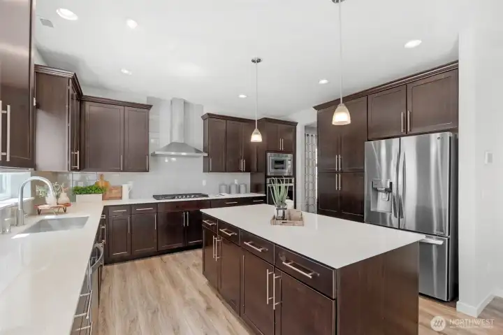 Soft Close Cabinets and Gas Cooktop