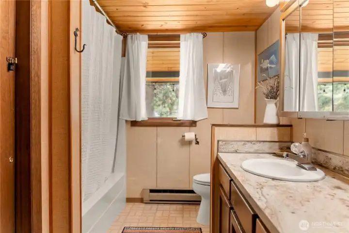 Full bath on main.