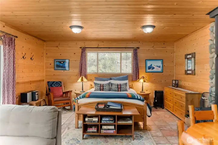 Cottage queen bed.