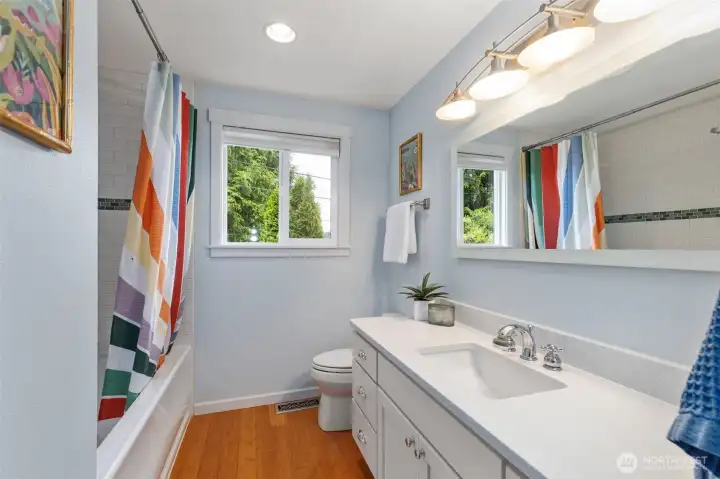 Full bathroom that is shared between the 2 main floor bedrooms