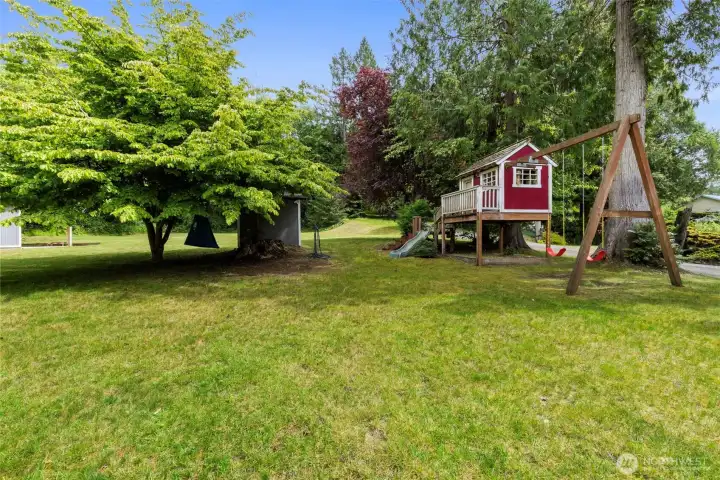 Plenty of space in the front yard for gardening, playtime or enjoy time in the amazing treehouse