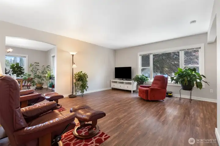 Great windows to the front yard.