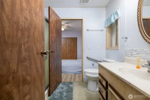 Second bathroom, with access to the bedroom.
