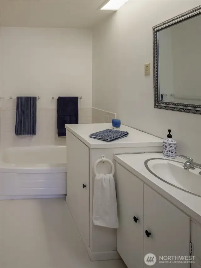 Main bathroom with tub.