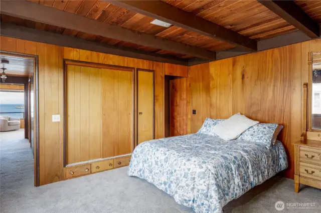 Guest bedroom.