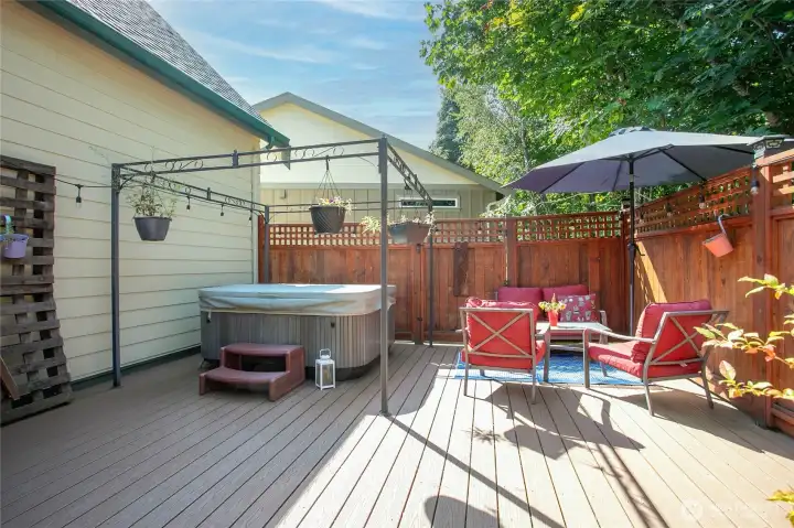 Huge low-maintenance synthetic deck private on sides and back