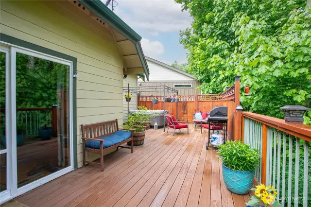 Low-maintenance synthetic decking