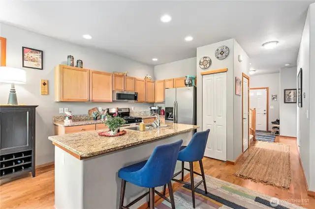 Speedy kitchen of maple, stainless and granite