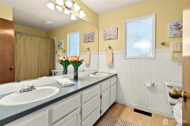 Upstairs Full Bathroom