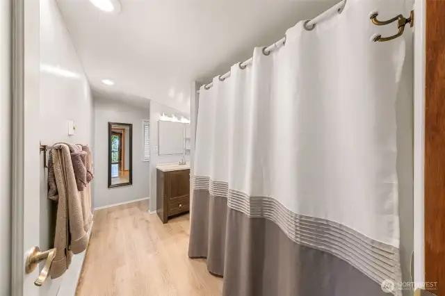 Full bath upstairs with everything you need.
