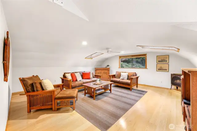 Upstairs lounge space - great for movies or game nights.