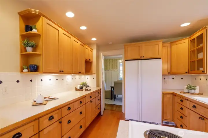 Smartly appointed kitchen was well designed to honor the home and flow well into the family room addition. This long counter expanse is perfect for day to day prep and for laying out a party buffet!