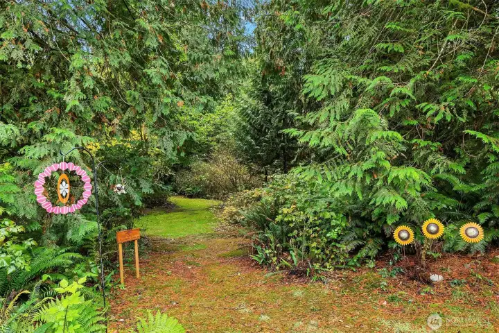 Gorgeous grounds, walking trails and complete privacy awaits