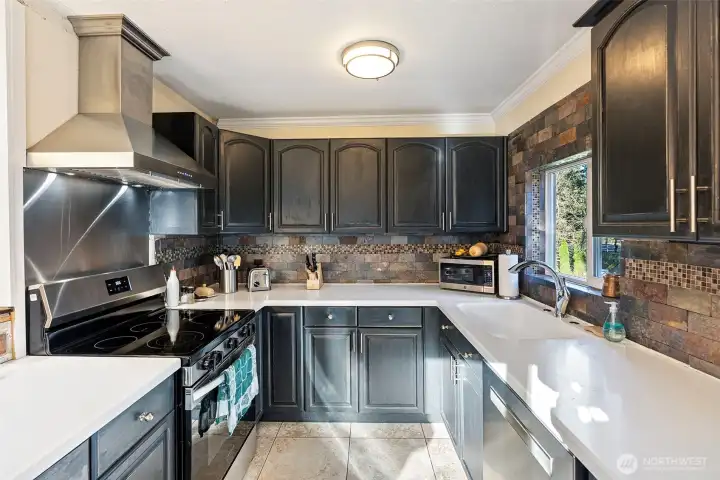 Updated kitchen. New hood vent, DW and Fridge