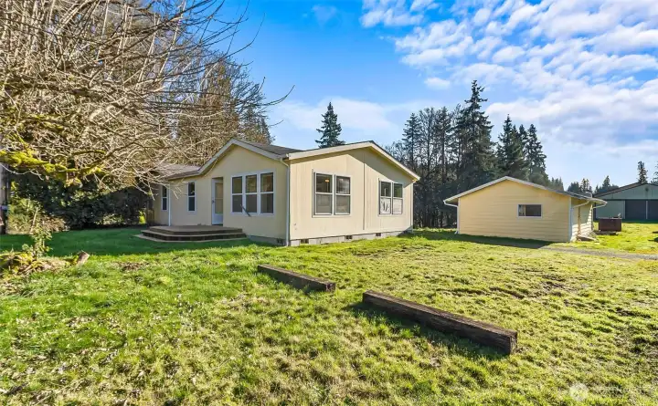 2007 double wide mobile and a storage building