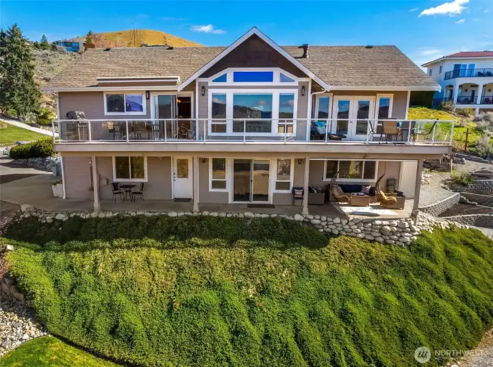 This 2,864 sq ft Lake Chelan home features generous indoor and outdoor spaces, including a view deck and covered lower patio for year-round enjoyment.