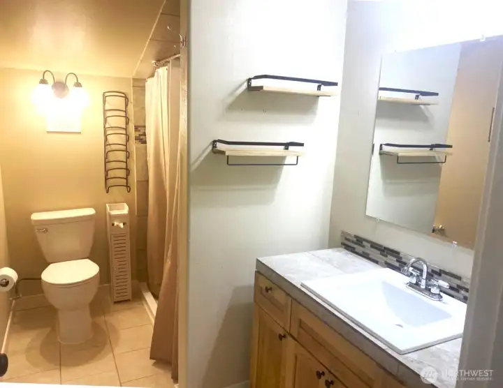 Unit 7720B Bath (Picture prior to this tenancy)