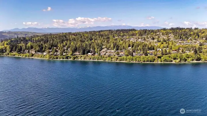 Ideally located to enjoy nearby water acess. Marina is less than a few minute drive.