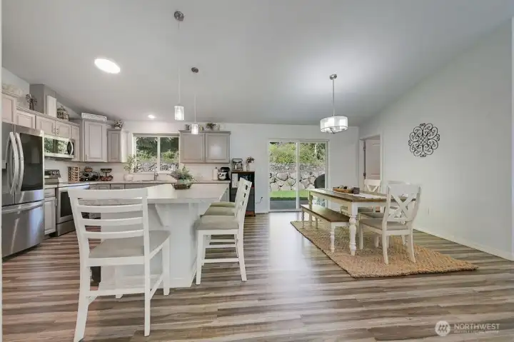 Another look at this spacious area.