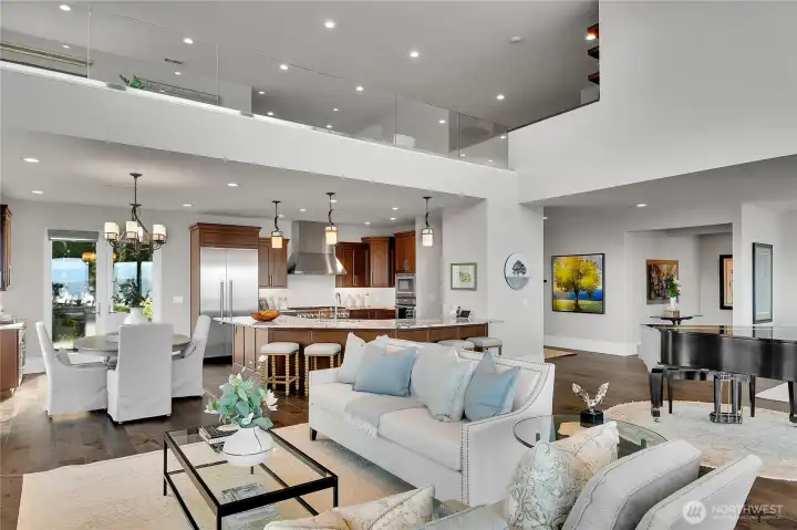 Great room/living with 20' ceilings Great room/living with 20' ceilings