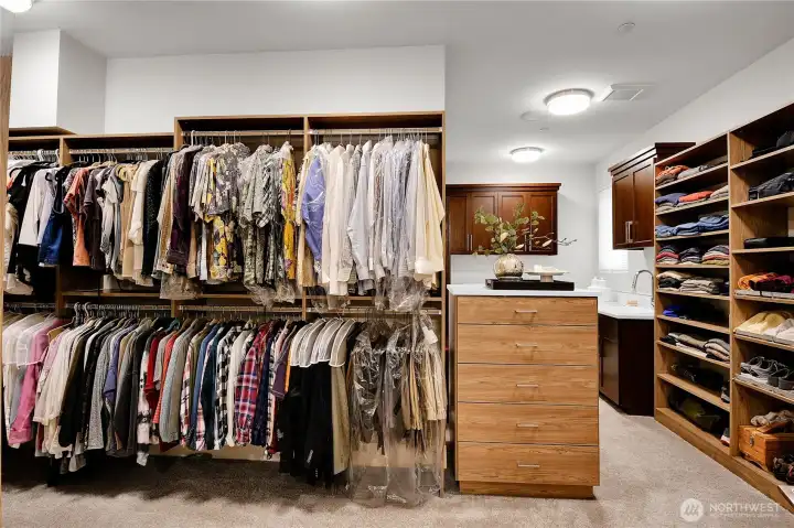 Enormous walk-in closet complet with laundry Enormous walk-in closet complet with laundry