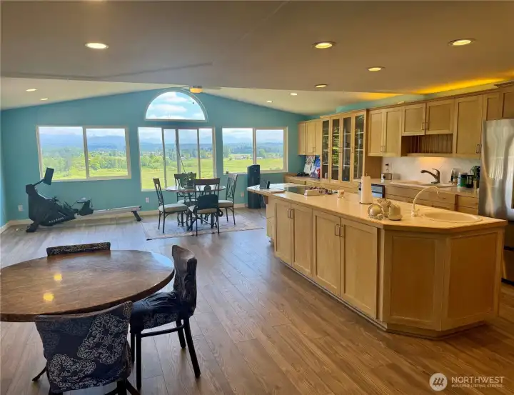 Dining/Kitchen area