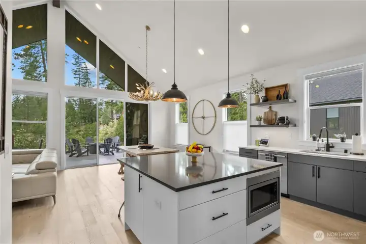 Spacious island with built-in wine cooler, microwave Spacious island with built-in wine cooler, microwave