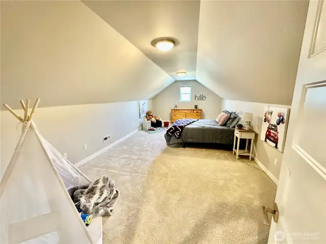 Large bonus room ideal for 4th bedroom, excercise room..... endless possibilities.