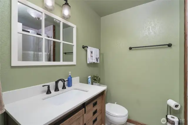 Full bathroom off hallway.
