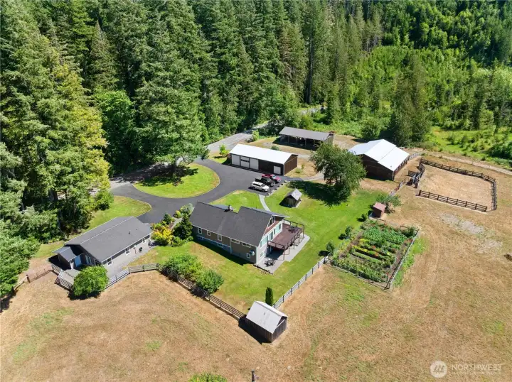 ADU, Barn, Shop, Outbuildings, garden, arena. ADU, Barn, Shop, Outbuildings, garden, arena.