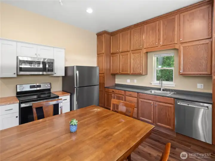 Large kitchen and dining space in ADU Large kitchen and dining space in ADU
