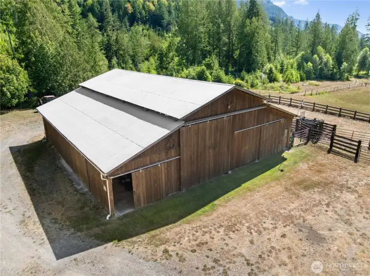 Large barn with custom feeder for round or square bales Large barn with custom feeder for round or square bales