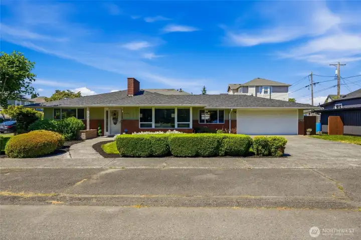 Nestled on a beautifully manicured corner lot in Everett’s coveted Bayside neighborhood, this timeless 1960 rambler blends classic mid-century charm with the modern updates today’s buyers value most.