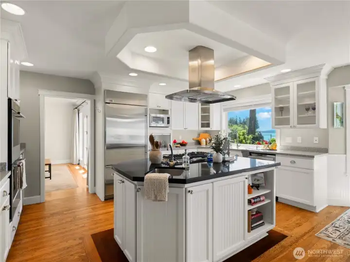 This kitchen does not disappoint. It has it all. This kitchen does not disappoint. It has it all.