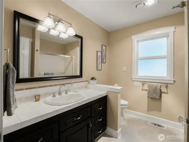 The full guest bath on the second floor. The full guest bath on the second floor.