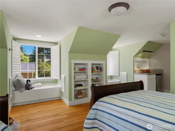 Window seats and built ins. Perfect! Window seats and built ins. Perfect!